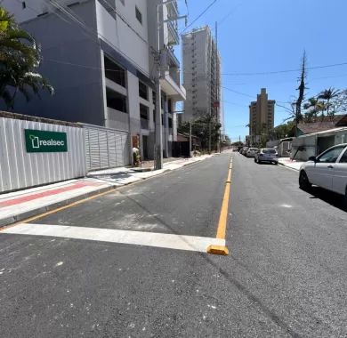Obra de pavimentação asfáltica e sinalização viária da Rua Caxias do Sul, localizada no bairro Centro, Balneário Piçarras - SC