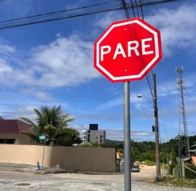 Obra de pavimentação asfáltica e sinalização viária da Rua Caxias do Sul, localizada no bairro Centro, Balneário Piçarras - SC