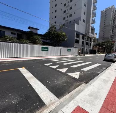 Obra de pavimentação asfáltica e sinalização viária da Rua Caxias do Sul, localizada no bairro Centro, Balneário Piçarras - SC