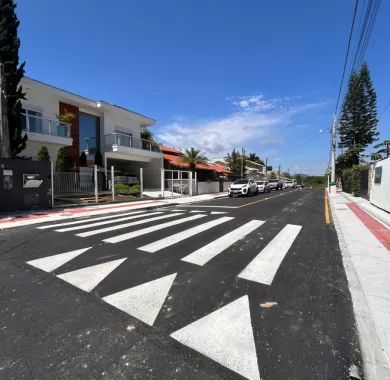 Obra de pavimentação asfáltica e sinalização viária da Rua Caxias do Sul, localizada no bairro Centro, Balneário Piçarras - SC
