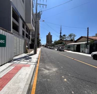 Obra de pavimentação asfáltica e sinalização viária da Rua Caxias do Sul, localizada no bairro Centro, Balneário Piçarras - SC
