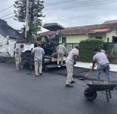 Obra de pavimentação asfáltica e sinalização viária da Rua Caxias do Sul, localizada no bairro Centro, Balneário Piçarras - SC