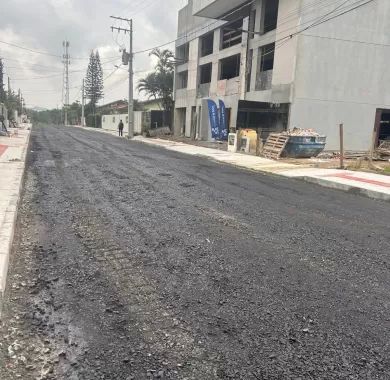Obra de pavimentação asfáltica e sinalização viária da Rua Caxias do Sul, localizada no bairro Centro, Balneário Piçarras - SC