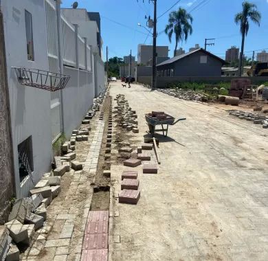 Obras de pavimentação em paver, drenagem pluvial e sinalização viária da Rua João Inácio de Borba, localizada no bairro Centro, Balneário Piçarras/SC